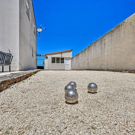 Hébergement de vacances Lovely In With Outdoor Swimming Pool *