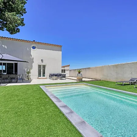Lovely In With Outdoor Swimming Pool Hébergement de vacances *