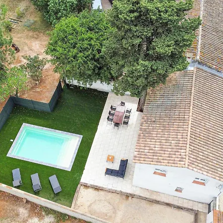 Hébergement de vacances Lovely In With Outdoor Swimming Pool *
