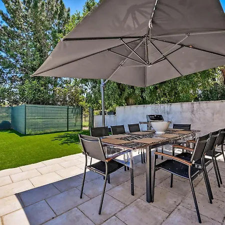 Hébergement de vacances Lovely In With Outdoor Swimming Pool Nîmes